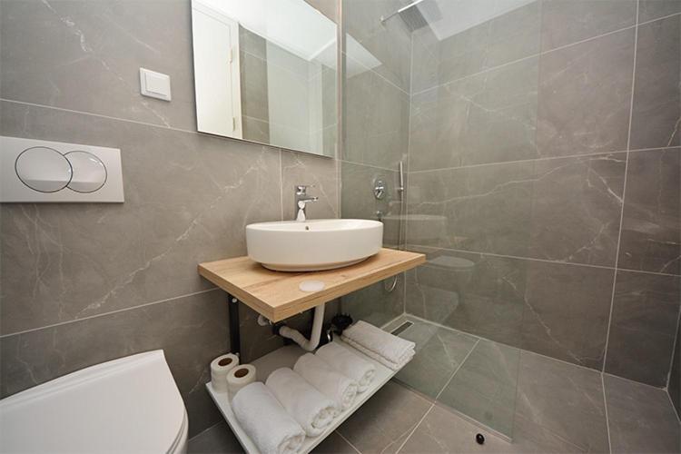 Miss Saray Apartment ซาราเยโว ภายนอก รูปภาพ